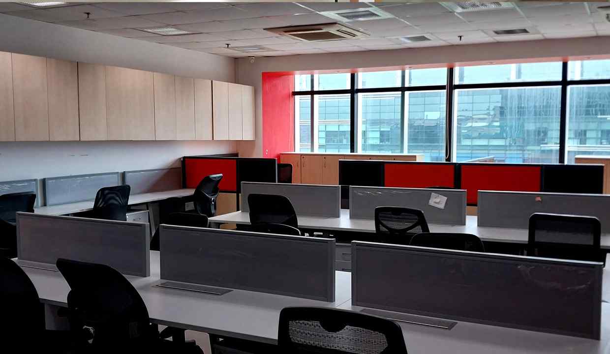 Commercial office space for rent in Mohan Cooperative Industrial Estate, Delhi NCR.